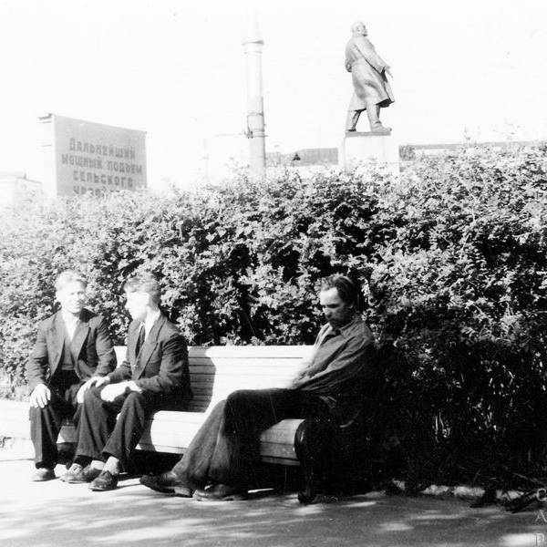 Перед драмтеатром. 1961 год