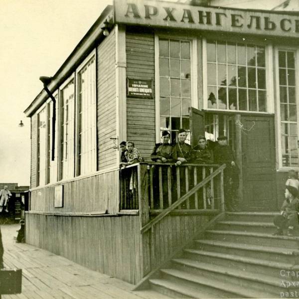 Вход в железнодорожный вокзал на Левом берегу. Лето, 1954 год