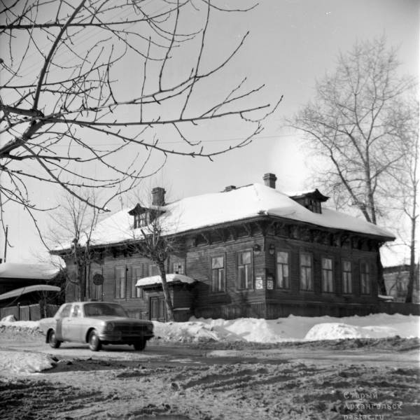Перекресток Серафимовича - Ч.-Лучинского. Дом М.Т. Куницыной