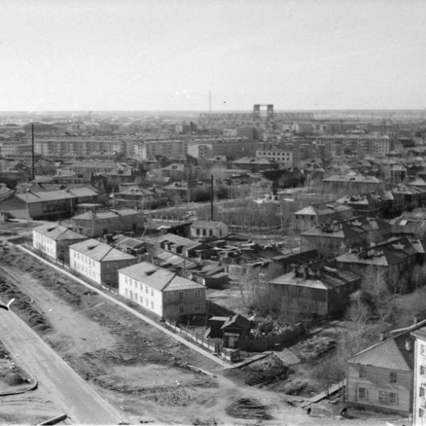 Вид на ул. Стрелковая (совр. Шабалина)  с дома Энгельса, 104. Июнь, 1978 года