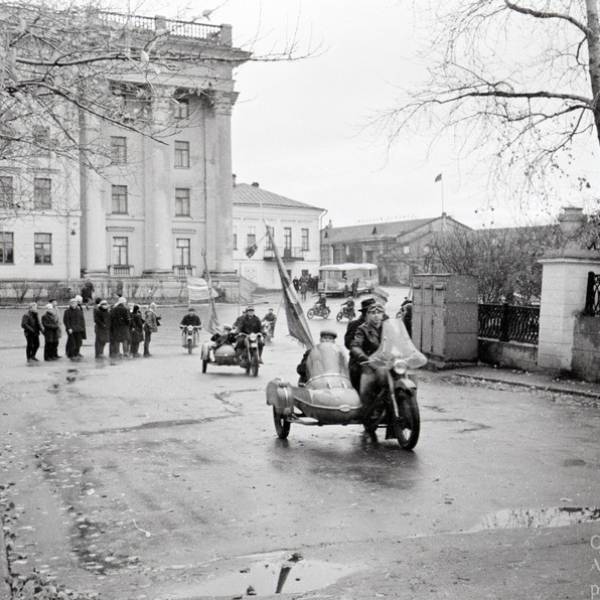 Мотопробег на Набережной. Предположительно, конец 1960-х годов