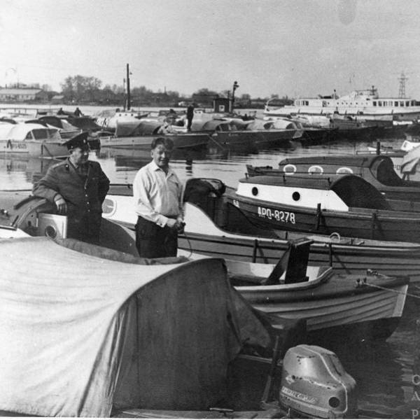 Стоянка катеров в районе ул. Суворова