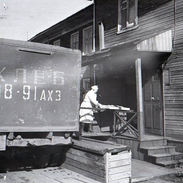 Магазин на перекрестке Поморская - Новгородский. Завоз хлеба.