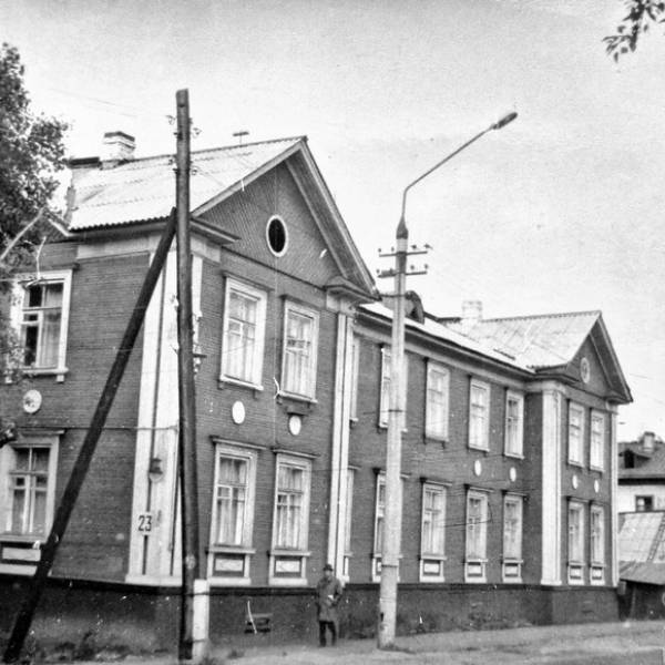 Дом на перекрёстке пр. Ломоносова-ул. Правды