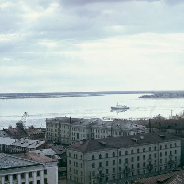 Вид с башенного крана на Северную Двину. Начало 1970-х годов