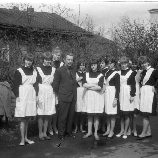 Во дворе школы №9. Начало 1960-х годов