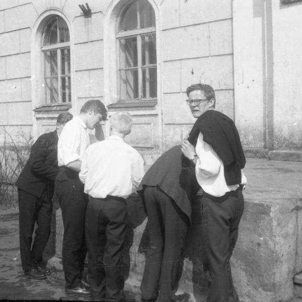 У крыльца школы №9. Начало 1960-х годов