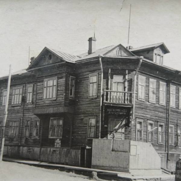 Угол ул. Карла Либкнехта и пр. Петроградский. Дом № 138. 18 июля 1956 г.