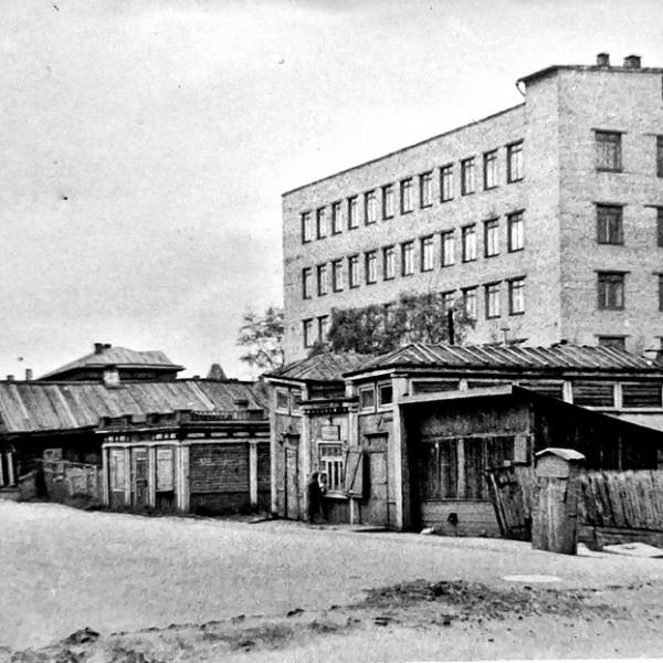 пр. Ломоносова между ул. Энгельса и Карла Либкнехта. Чётная сторона