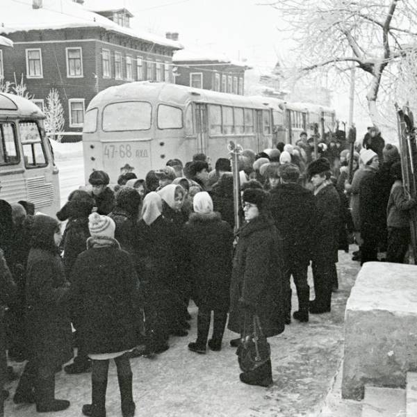 На крыльце Дворца пионеров