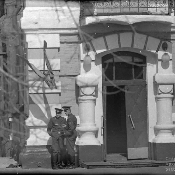 Вход в военкомат в здании бывш. богадельни Булычева. 9 мая 1976 г.