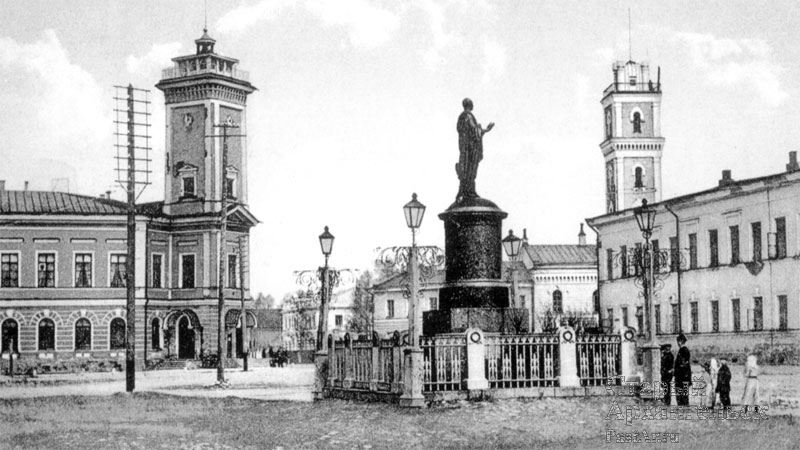 Памятник Ломоносову перед зданием гимназии.