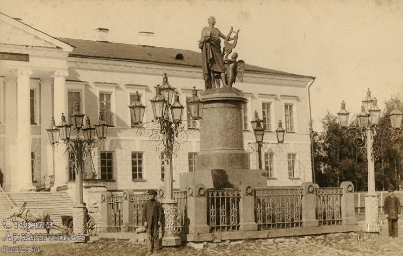 Памятник Ломоносову обнесённый оградой