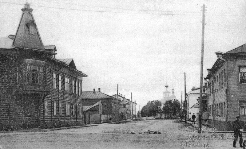 Слева - "Татарская" школа