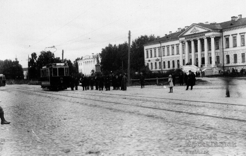 Трамвай на площади перед зданием Присутственных мест